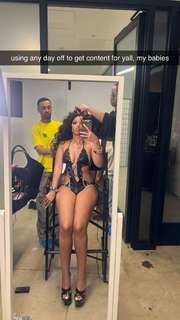 Chloe Bailey feet photo thumbnail