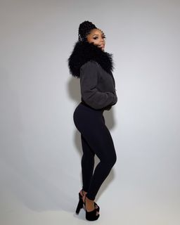 Chloe Bailey feet photo thumbnail