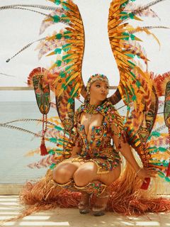 Chloe Bailey feet photo thumbnail