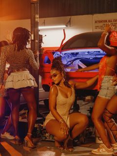 Chloe Bailey feet photo thumbnail