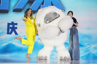 Chloe Bennet feet photo thumbnail