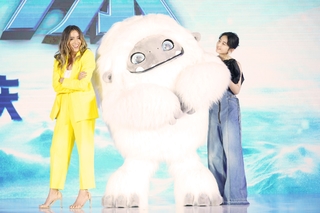 Chloe Bennet feet photo thumbnail
