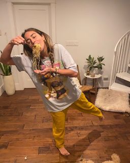 Chloe Bennet feet photo thumbnail