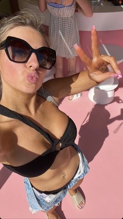Chloe Burrows feet photo thumbnail