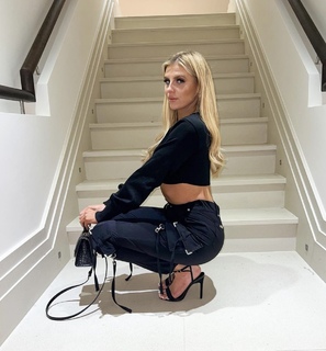 Chloe Burrows feet photo thumbnail