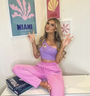 Chloe Burrows feet photo thumbnail
