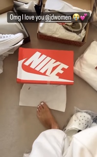Chloe Burrows feet photo thumbnail