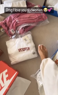 Chloe Burrows feet photo thumbnail