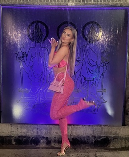 Chloe Burrows feet photo thumbnail