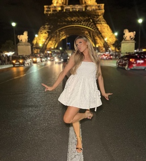 Chloe Burrows feet photo thumbnail