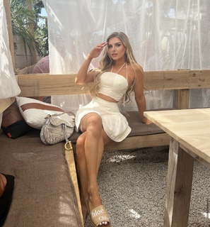 Chloe Burrows feet photo thumbnail