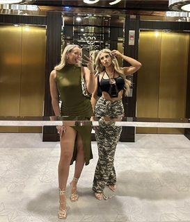 Chloe Burrows feet photo thumbnail