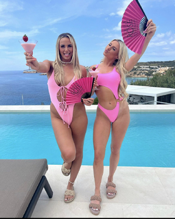 Chloe Burrows feet photo thumbnail