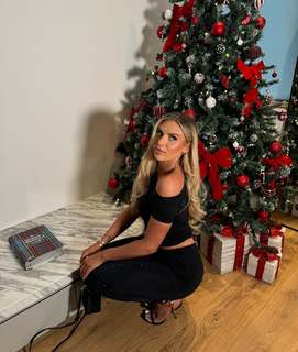 Chloe Burrows feet photo thumbnail