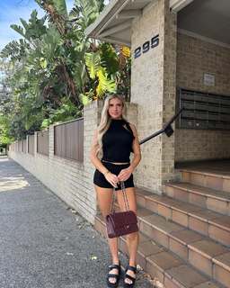 Chloe Burrows feet photo thumbnail