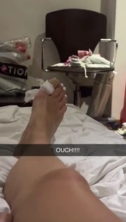 Chloe Burrows feet photo thumbnail