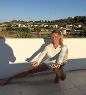 Chloe Burrows feet photo 3