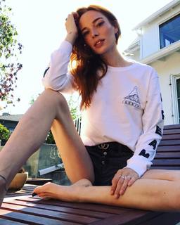 Chloe Dykstra feet photo 17