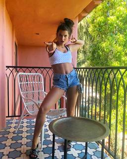 Chloe East feet photo thumbnail