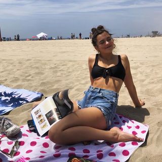 Chloe East feet photo thumbnail