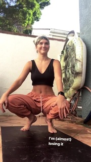 Chloe East feet photo thumbnail