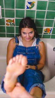 Chloe East feet photo thumbnail