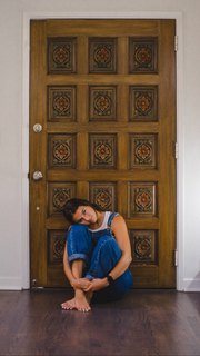 Chloe East feet photo thumbnail