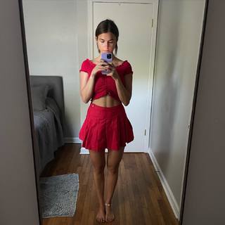 Chloe East feet photo thumbnail