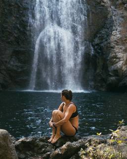 Chloe East feet photo thumbnail