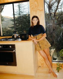 Chloe East feet photo thumbnail