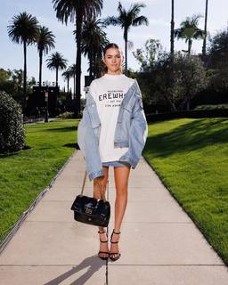 Chloe East feet photo thumbnail