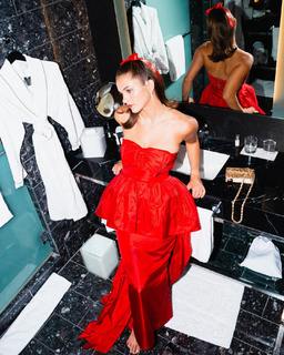 Chloe East feet photo thumbnail