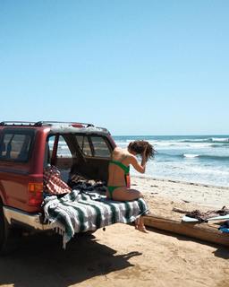 Chloe East feet photo thumbnail