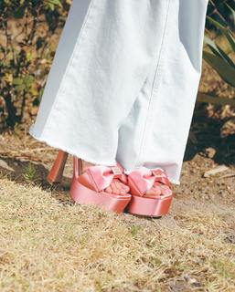 Chloe East feet photo thumbnail