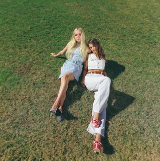 Chloe East feet photo thumbnail