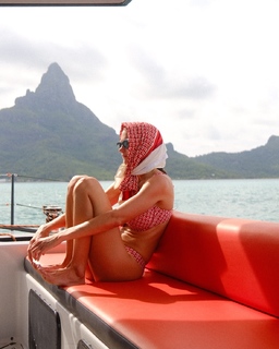 Chloe East feet photo thumbnail