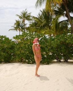 Chloe East feet photo thumbnail