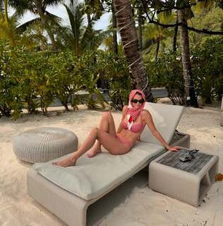 Chloe East feet photo thumbnail