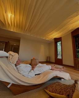 Chloe East feet photo thumbnail