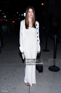 Chloe East feet photo thumbnail