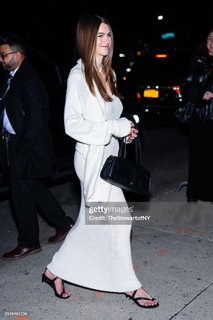 Chloe East feet photo thumbnail