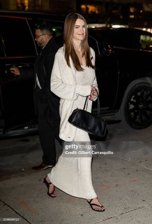 Chloe East feet photo thumbnail