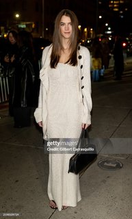 Chloe East feet photo thumbnail