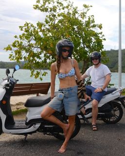 Chloe East feet photo thumbnail