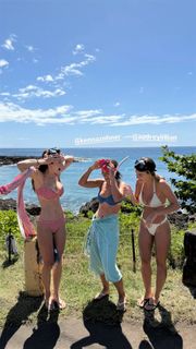 Chloe East feet photo thumbnail