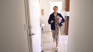 Chloe Fineman feet photo thumbnail