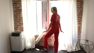 Chloe Fineman feet photo thumbnail