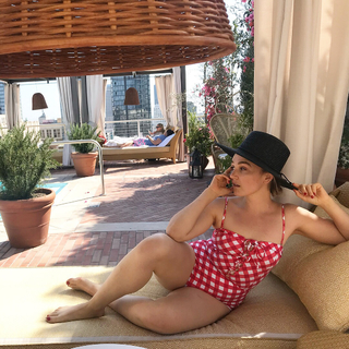 Chloe Fineman feet photo thumbnail