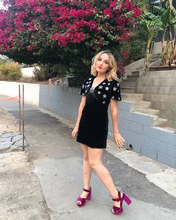 Chloe Fineman feet photo thumbnail