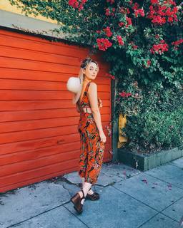 Chloe Fineman feet photo thumbnail